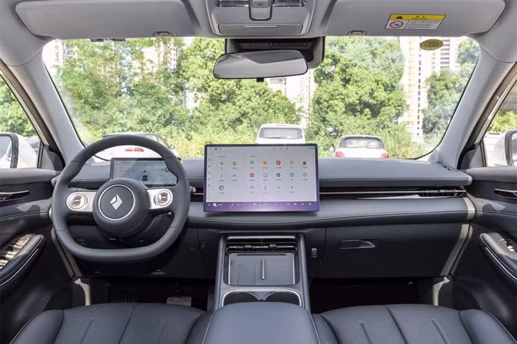 Bên trong nội thất của Yunhai được thiết kế theo phong cách tối giản nhưng tập trung mạnh vào trải nghiệm công nghệ. Trung tâm bảng điều khiển là màn hình cảm ứng kích thước lớn 15,6 inch đặt nổi, kết hợp với bảng đồng hồ kỹ thuật số 8,8 inch phía sau vô-lăng D-cut hai chấu.