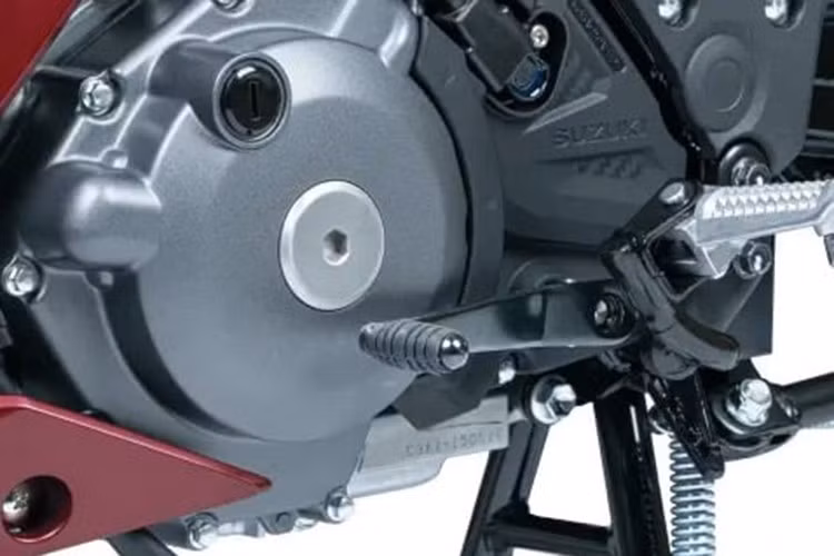 Đáng chú ý, Satria 2026 còn có hệ thống khóa thông minh Smartkey, cổng sạc cho các thiết bị di động cá nhân tích hợp trên hộc chứa đồ phía trước, phanh đĩa đơn trên cả hai bánh tích hợp hệ thống chống bó cứng phanh ABS trên bánh trước.