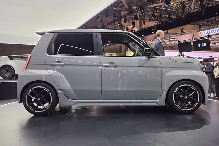 Ngoài ra, Honda Super EV Concept còn từng xuất hiện tại khu vực Đông Nam Á trong Triển lãm Gaikindo Indonesia International Auto Show (GIIAS) 2025. Lần này, mẫu xe điện cỡ nhỏ của Honda đã tiến gần hơn tới phiên bản thương mại với thiết kế thể thao được hé lộ hoàn chỉnh.