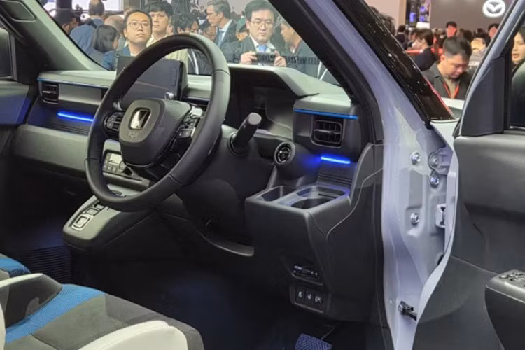 Các tính năng hiển thị bao gồm bộ 3 đồng hồ kỹ thuật số và đèn nền màu riêng khi kích hoạt chế độ Boost Mode. Một điểm nhấn khác của Honda Super-One là ghế thể thao thiết kế riêng cho mẫu xe này, vừa tạo cảm giác chắc chắn, vừa có họa tiết bất đối xứng với tông xanh mang lại vẻ vui tươi và sinh động cho không gian nội thất.