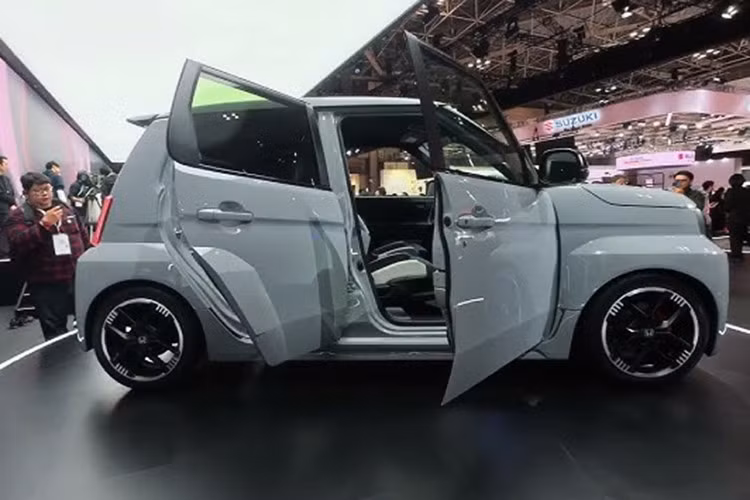 Với định hướng thể thao, hiệu suất vận hành của Honda Super-One được kỳ vọng sẽ vượt trội hơn đàn anh e và N-One e:. Honda e hiện sở hữu công suất tối đa 154 mã lực, mô-men xoắn cực đại 315 Nm và phạm vi hoạt động 220 km với pin 35,5 kWh. Trong khi đó, Honda N-One e: chỉ mạnh 64 mã lực và 162 Nm, nhưng có phạm vi hoạt động 295 km nhờ pin 29,6 kWh.