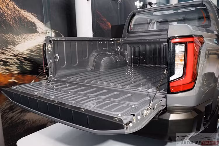 Xe còn có ga tự động thích ứng toàn dải, kiểm soát hành trình khi vào cua, camera 360 độ, 7 túi khí, hệ thống hỗ trợ xuống dốc, cảnh báo áp suất lốp và các cảm biến hỗ trợ đỗ xe trước sau. Mức giá xe Toyota Hilux TRAVO-e 2026 tại Thái Lan từ 1.491.000 Baht (tương đương 1,2 tỷ đồng).