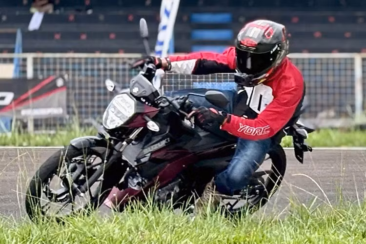 Suzuki Satria 2026 còn được tích hợp hệ thống Clutch Assist System hỗ trợ giảm lực bóp côn và giảm trượt khi dồn số, tạo cảm giác lái xe êm ái cho người lái. Suzuki Satria còn có tên gọi khác là Raider 150 tại thị trường Việt Nam, được định vị ở phân khúc xe côn tay thể thao 150 phân khối, cạnh tranh Honda Winner và Yamaha Exciter…