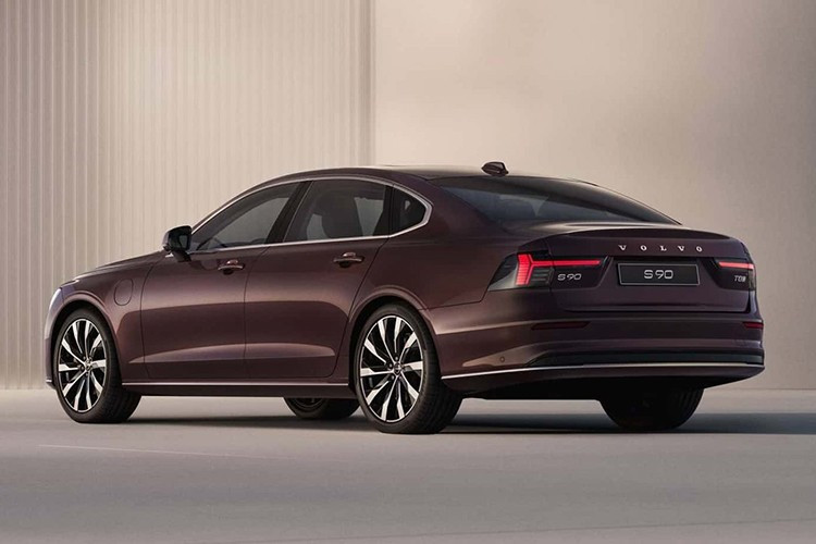 Cung cấp sức mạnh cho S90 2026 tại một số thị trường châu Á sẽ là hệ truyền động mild-hybrid 2.0L tăng áp, tùy chọn dẫn động cầu trước hoặc AWD, cùng phiên bản plug-in hybrid (PHEV) có thể chạy điện khoảng 100 km theo chuẩn WLTP.