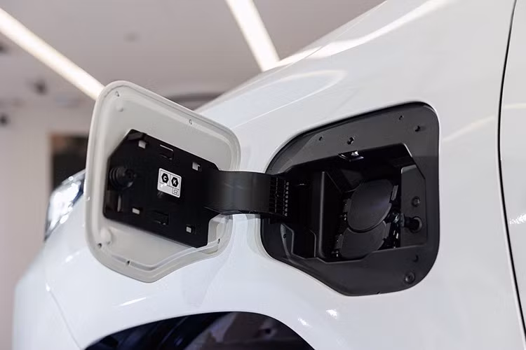 Hệ thống phanh đĩa được trang bị cả trước và sau. Xe có vô lăng trợ lực điện EPS và 3 chế độ lái: Eco, Normal, Sport, kèm theo hệ thống kiểm soát địa hình MTS.