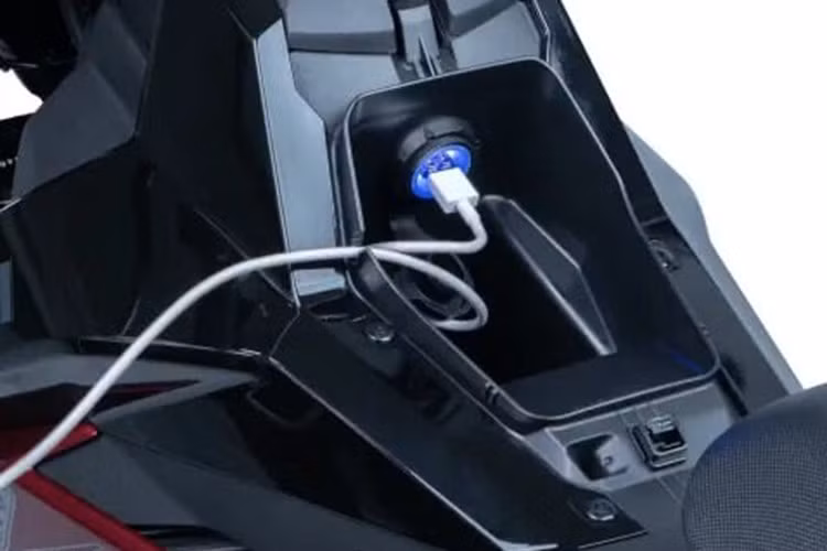 Ở lần làm mới này, Suzuki bổ sung khá nhiều trang bị, tính năng mới cho dòng xe côn tay này. Cụ thể, ngoài màn hình LCD hiển thị thông tin còn tích hợp cả tính năng Suzuki Ride Connect giúp kết nối thông tin giữa điện thoại thông minh và cụm đồng hồ trên xe.