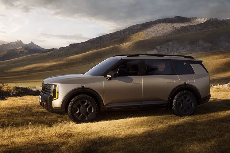 Đáng chú ý, phiên bản Telluride X-Pro 2027 sẽ hướng đến người dùng ưa khám phá và off-road. Xe được trang bị nhiều chi tiết riêng biệt như vòm bánh, gương và cột D sơn đen, giá nóc kích thước lớn phục vụ dã ngoại, lưới tản nhiệt dạng lưới, cản dưới vuông vức và bộ lốp địa hình chuyên dụng... Khoảng sáng gầm xe đạt 9,1 inch, đi kèm móc kéo trước – sau.