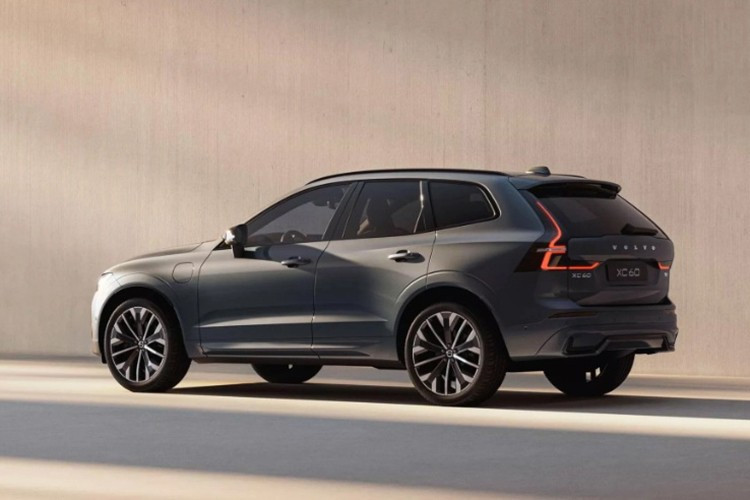 Ngoại hình XC60 mới được tinh chỉnh nhẹ theo hướng thanh lịch hơn. Lưới tản nhiệt mang tạo hình mới lấy cảm hứng từ XC90, cụm đèn chiếu sáng “Thor’s Hammer” được cập nhật đồ họa LED sắc nét, trong khi đèn hậu chuyển sang tông tối thể thao hơn. Bộ mâm hợp kim cũng được thiết kế lại, giúp tổng thể xe hiện đại và mạnh mẽ hơn.