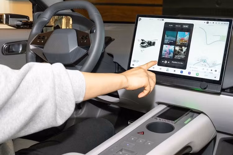 Các chi tiết nút bấm vật lý đã được tinh giản tối đa, cho thấy Hyundai đang hướng đến một khoang lái số hóa hoàn toàn. Mặc dù khu vực bảng táp-lô vẫn đang được che kín, Tucson 2027 sẽ là mẫu xe đầu tiên tích hợp hệ điều hành Pleos OS – nền tảng phần mềm mới do Hyundai phát triển, tối ưu cho trải nghiệm kỹ thuật số trên xe.