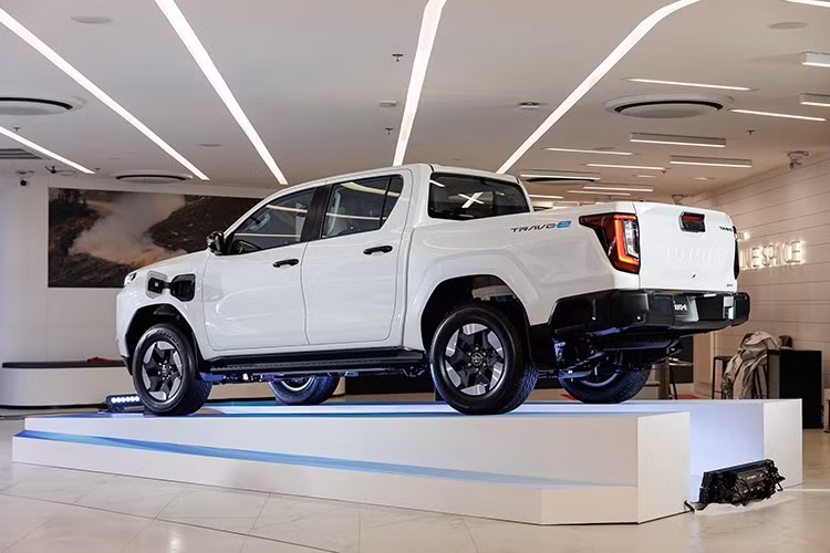 Về khung gầm, Hilux TRAVO-e sử dụng hệ thống treo trước tay đòn kép độc lập với thanh cân bằng, treo sau dạng De-Dion kết hợp nhíp lá.