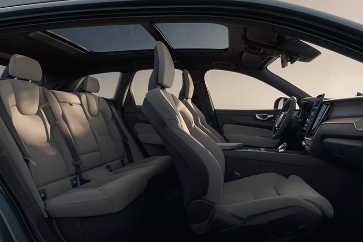 Ngoài ra, nhiều chi tiết nội thất như ốp trang trí, bệ trung tâm và khay sạc không dây cũng được làm mới, mang lại cảm giác tinh tế và sang trọng hơn. Cung cấp sức mạnh cho C60 2026 có thể là hai tùy chọn động cơ hybrid. Thứ nhất là bản B5 mild-hybrid sử dụng hệ thống điện 48V, cho công suất 250 mã lực, mô-men xoắn 350 Nm.