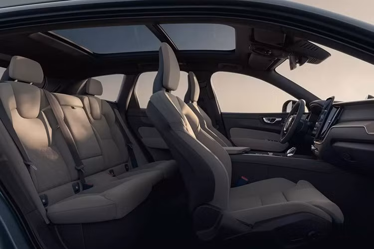 Ngoài ra, nhiều chi tiết nội thất như ốp trang trí, bệ trung tâm và khay sạc không dây cũng được làm mới, mang lại cảm giác tinh tế và sang trọng hơn. Cung cấp sức mạnh cho C60 2026 có thể là hai tùy chọn động cơ hybrid. Thứ nhất là bản B5 mild-hybrid sử dụng hệ thống điện 48V, cho công suất 250 mã lực, mô-men xoắn 350 Nm.