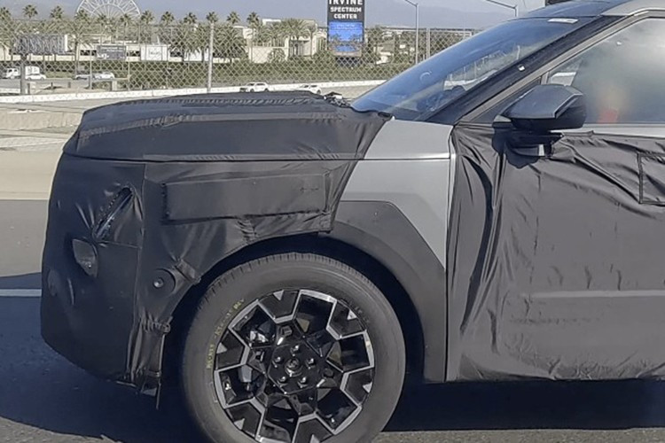 Phần đầu của mẫu xe Hyundai Tucson 2027 được thiết kế lại toàn diện với lưới tản nhiệt lớn, liền mạch, kết hợp với cụm đèn LED ban ngày giấu ẩn, tạo hiệu ứng thị giác mạnh mẽ. Cản trước được hạ thấp và kéo dài, giúp xe trông thể thao và hiện đại hơn.