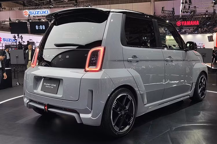 Theo Honda, mẫu xe phát triển dựa trên N-One e: này ra đời với mục tiêu biến việc di chuyển hằng ngày trở nên thú vị và tràn đầy cảm hứng nhờ tích hợp nhiều tính năng nâng cao trải nghiệm cho cả người lái lẫn hành khách. Trong khi đó, tên gọi “Super-One” thể hiện khát vọng tạo nên một mẫu xe vượt qua những chuẩn mực thông thường và mang lại giá trị độc đáo chỉ có ở Honda.