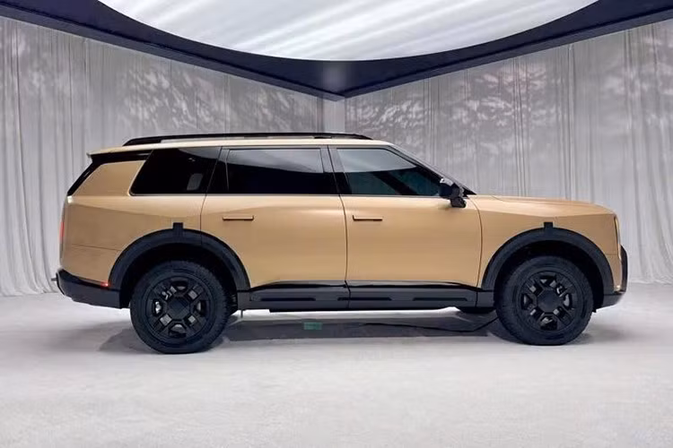 Kia Telluride 2027 mới được phát triển theo triết lý thiết kế “Opposites United” - nhấn mạnh sự cân bằng giữa truyền thống và hiện đại, giữa mạnh mẽ và tinh tế. Theo ông Tom Kearns, Phó Chủ tịch kiêm Trưởng nhóm thiết kế tại Kia Design Center America, phong cách thiết kế mới mang tính “tiết chế nhưng chính xác”, vừa sang trọng vừa mang đến cảm giác sẵn sàng chinh phục mọi địa hình.