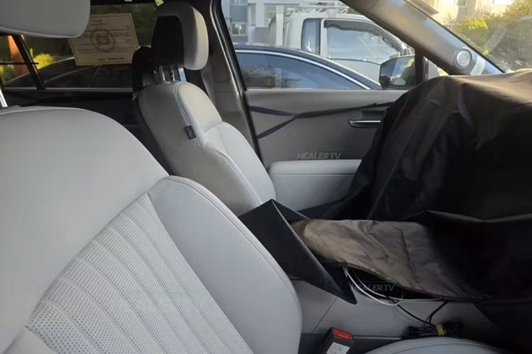 Những điểm đáng chú ý trong hệ thống công nghệ bao gồm: Màn hình kỹ thuật số rộng với tỷ lệ 16:9, giao diện tương tự smartphone. Kho ứng dụng riêng “Pleos Playground” tích hợp giải trí – định vị – tiện ích. Trợ lý ảo AI “Gleo” cho phép điều khiển bằng giọng nói tự nhiên. Hệ thống lái bán tự động cấp độ 2.5.