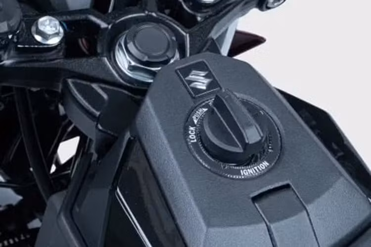 Bản Satria F150 vẫn giữ lại thiết kế phần đầu xe như Raider tại Việt Nam, trong khi đó chi tiết này trên bản Satria Pro được thay đổi với đèn pha LED cỡ lớn, phân tầng, tích hợp cụm đèn xi-nhan hai bên. Phần "mặt nạ" cũng được loại bỏ để lộ ra cụm đồng hồ hiển thông tin thiết kế dạng màn hình điện tử LCD. Ốp hai bên thân xe cũng có thêm cánh gió thể thao nhằm tăng tính khí động học.