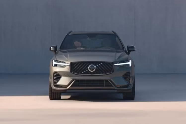 Thứ hai là bản cao cấp T8 plug-in hybrid kết hợp với động cơ điện, cho công suất tổng 462 mã lực, mô-men xoắn 709 Nm. Hệ thống an toàn vẫn là điểm mạnh của Volvo. XC60 2026 tiếp tục được trang bị gói Pilot Assist với các công nghệ như phanh khẩn cấp tự động, hỗ trợ giữ làn, cảnh báo điểm mù, camera 360 độ và kiểm soát hành trình chủ động…