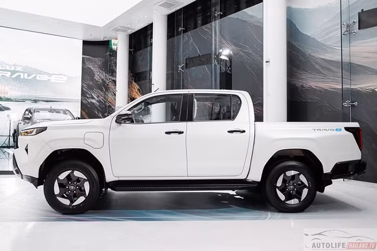 Mẫu xe bán tải Hilux TRAVO-e 2026 thuần điện nhà Toyota có khoảng sáng gầm 215 mm và khả năng lội nước đến 700 mm, tải trọng tối đa đạt 715 kg. Kích thước thùng hàng đạt 1.555 x 1.540 x 480 mm.