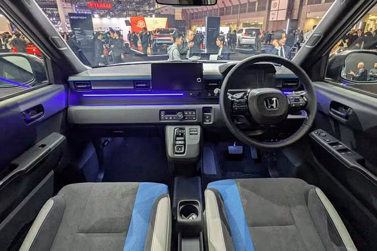 Bên trong Super-One là không gian nội thất mang phong cách tối giản và gọn gàng hơn so với Honda e. Xe sử dụng hai màn hình cỡ vừa cho cảm giác truyền thống hơn. Theo Honda, mặt táp-lô nằm ngang giúp giảm “nhiễu thị giác” và mở rộng tầm nhìn, từ đó tăng cường khả năng tập trung của người lái.