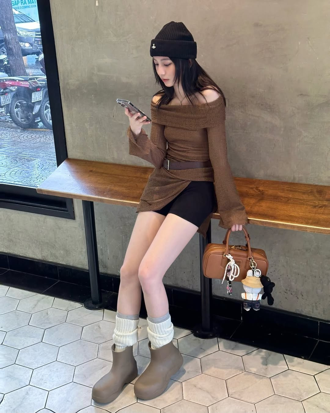 Mỗi khi diện váy ngắn, mỹ nhân sinh năm 2000 đều nhận được nhiều lời khen ngợi bởi đôi chân mà ai cũng ao ước.