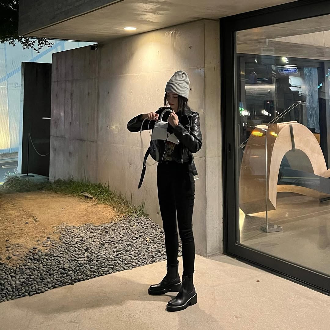 Với chiều cao 1m70, Bâu Krysie luôn khiến nhiều người mê mẩn với đôi chân thẳng tắp, thon gọn, không một chút khuyết điểm.