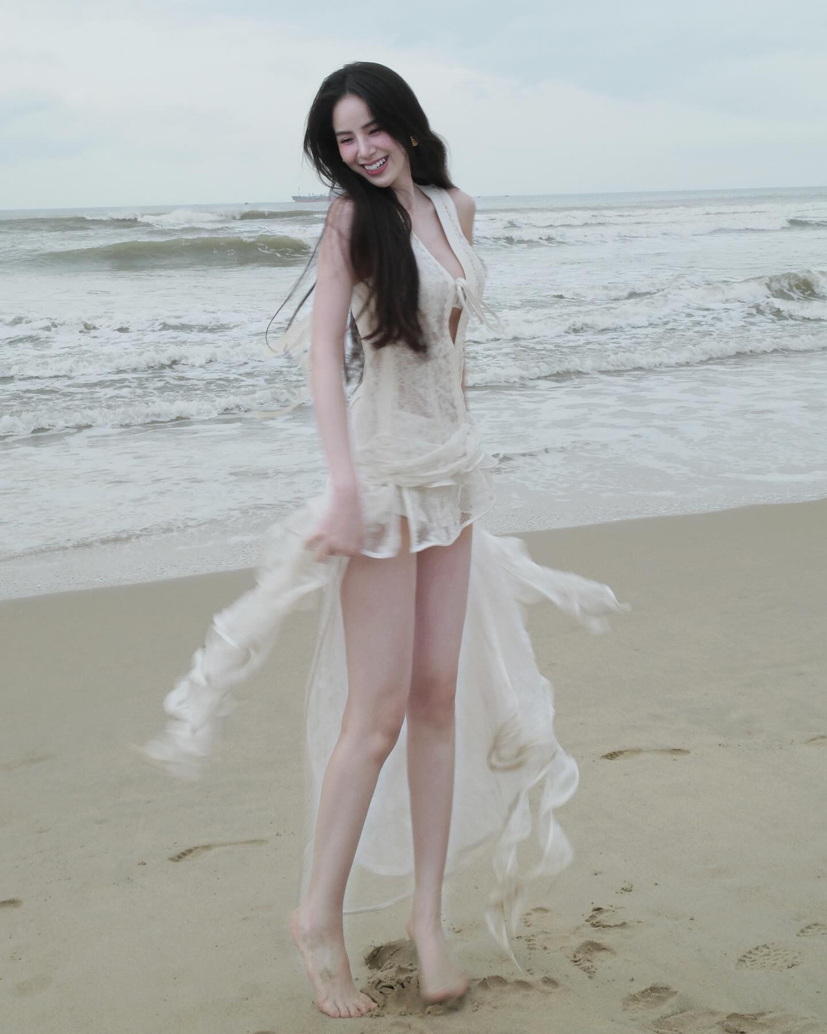 Gần đây nhất, người đẹp Hương Liênthu hút sự chú ý khi thông báo kết hôn, trở thành nàng dâu hào môn.