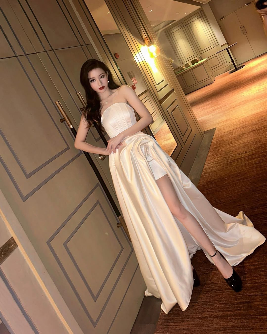 Mỗi khi xuất hiện, Bâu Krysie đều khiến nhiều người chú ý bởi vẻ đẹp tựa “nữ thần”. Cô nàng sở hữu gương mặt đẹp, làn da trắng cùng vóc dáng thanh mảnh, cuốn hút.