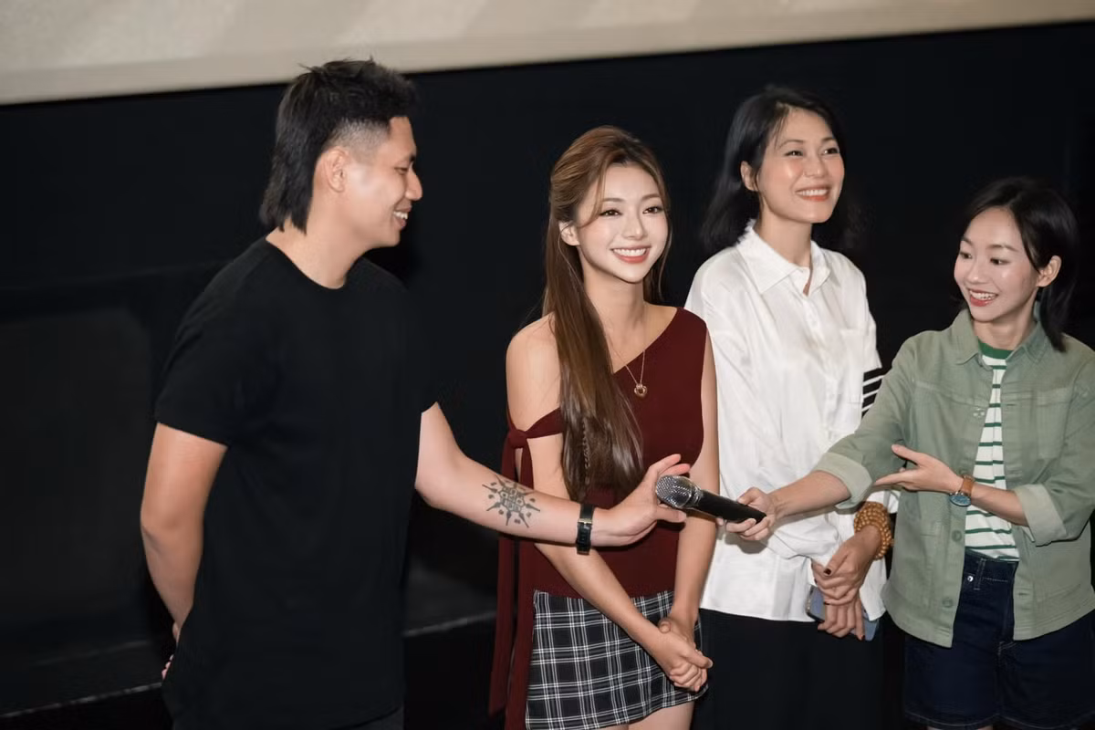 Bốn năm kể từ Võ sinh đại chiến, Katleen Phan Võ (áo nâu) mới trở lại với điện ảnh trong vai Trang của Điều ước cuối cùng. Diễn xuất của cô có nhiều cải thiện hơn trước.