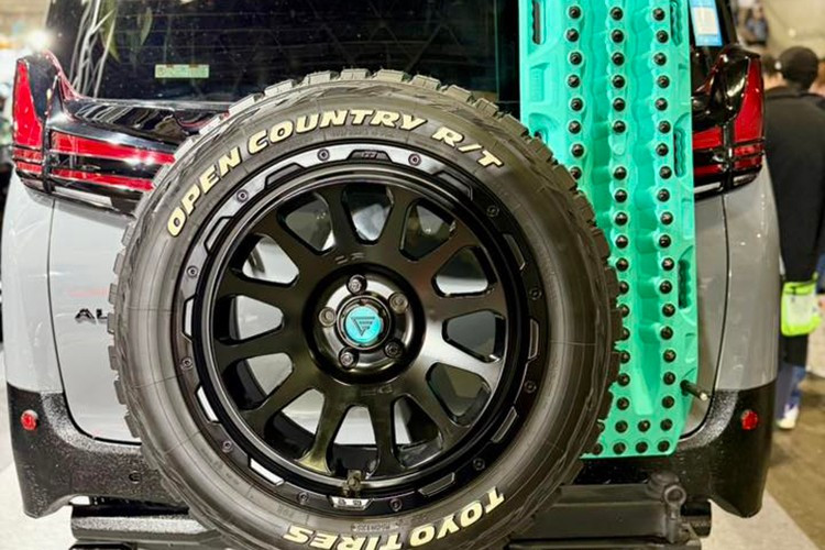 Dù vậy, việc kết hợp giữa sự tiện nghi vốn có của dòng xe MPV nhà Toyota với phong cách thiết kế phiêu lưu cho thấy một xu hướng mới dành cho khách hàng muốn một chiếc xe đa dụng nhưng không kém phần cá tính.