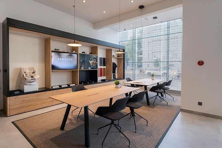 Tiếp theo là khu phụ kiện chính hãng dành cho việc khám phá và tìm hiểu chi tiết các phụ kiện chính hãng Audi, và cuối cùng là khu vực bàn giao xe – nơi khách hàng nhận chiếc xe mới theo cách cá nhân hóa và sang trọng nhất.