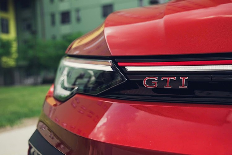 Phiên bản Golf R dẫn động bốn bánh vẫn là phiên bản cao cấp nhất, có giá từ 46.850 bảng Anh (63.025 đô la) cho bản tiêu chuẩn và 48.170 bảng Anh (64.800 đô la) cho phiên bản Black Edition.