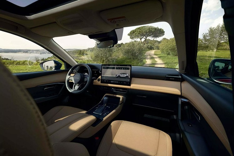 Bên trong khoang lái, xe được trang bị bảng đồng hồ kỹ thuật số 10,25 inch cùng màn hình giải trí trung tâm 12,9 inch tích hợp Google built-in. Hệ thống này vẫn hỗ trợ Android Auto và Apple CarPlay nhưng kết nối theo dạng có dây.