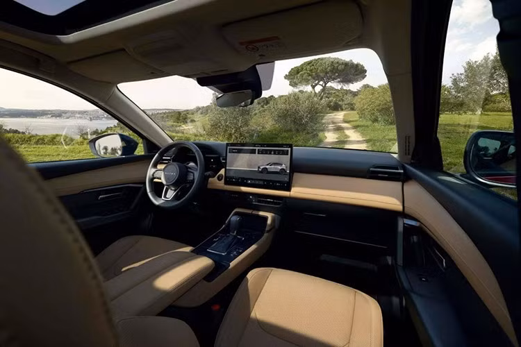 Bên trong khoang lái, xe được trang bị bảng đồng hồ kỹ thuật số 10,25 inch cùng màn hình giải trí trung tâm 12,9 inch tích hợp Google built-in. Hệ thống này vẫn hỗ trợ Android Auto và Apple CarPlay nhưng kết nối theo dạng có dây.