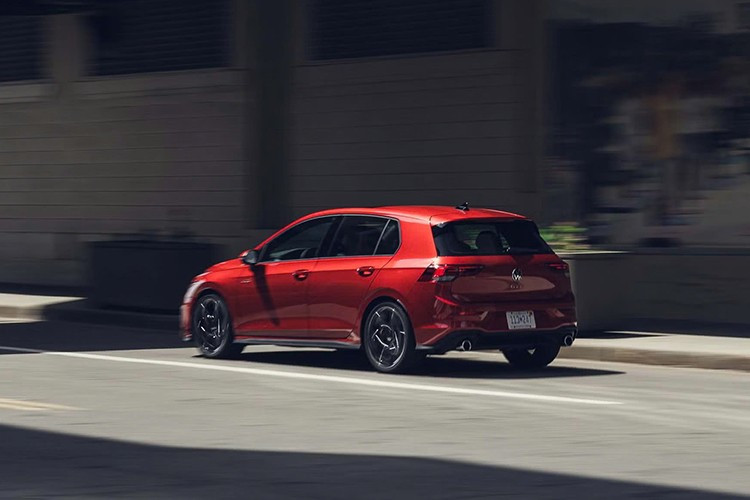 Điều này khiến nó đắt hơn 6.185 bảng Anh (8.320 đô la) so với phiên bản GTI thông thường và đắt hơn 3.775 bảng Anh (5.080 đô la) so với GTI Clubsport, có giá khởi điểm lần lượt là 41.810 bảng Anh (56.245 đô la) và 44.220 bảng Anh (59.485 đô la).