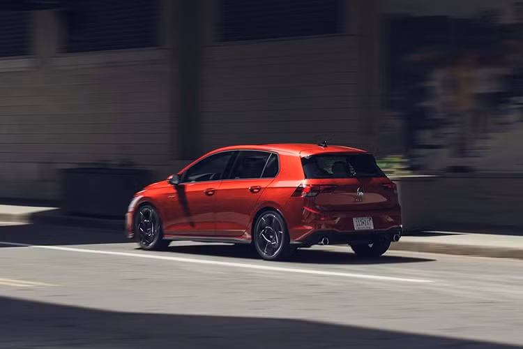 Điều này khiến nó đắt hơn 6.185 bảng Anh (8.320 đô la) so với phiên bản GTI thông thường và đắt hơn 3.775 bảng Anh (5.080 đô la) so với GTI Clubsport, có giá khởi điểm lần lượt là 41.810 bảng Anh (56.245 đô la) và 44.220 bảng Anh (59.485 đô la).