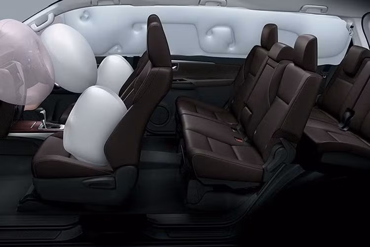 Đáng chú ý, khả năng cao Toyota Fortuner 2027 mới sẽ trang bị cửa sổ trời - một tính năng từng bị xem là "xa xỉ" trên thế hệ tiền nhiệm. Tuy nhiên, hiện vẫn chưa rõ liệu đây sẽ là loại cửa sổ trời toàn cảnh (panorama) hay một mảnh (sunroof).