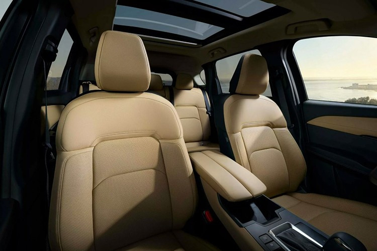 Ngoài ra, xe còn có hệ thống cảnh báo điểm mù, cảnh báo phương tiện cắt ngang phía sau có phát hiện người đi bộ và hỗ trợ giữ làn khẩn cấp. Ngoài ra còn có phanh hỗ trợ thông minh, cảnh báo an toàn khi mở cửa xe, camera lùi với vạch đánh lái động và tính năng hỗ trợ căn chỉnh móc kéo.