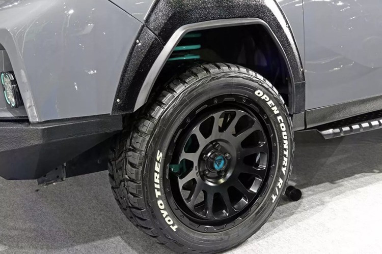 Ngoài ra, xe còn được bổ sung giá nóc cỡ lớn đi kèm sáu đèn pha phụ, gợi liên tưởng đến các mẫu SUV việt dã chuyên dụng. Bộ mâm sơn đen đi kèm lốp địa hình Toyo Open Country R/T giúp tăng khả năng bám đường trong điều kiện khó khăn.