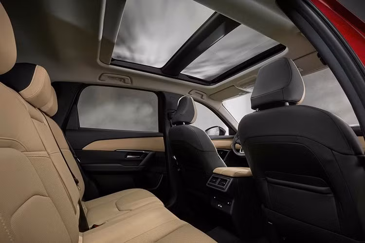 Bản CX-5 2.5 S Preferred được bổ sung giá nóc, mâm 19 inch, cốp điện và sưởi kính gạt mưa. Nội thất xe có ghế lái chỉnh điện 10 hướng, vô-lăng sưởi, màn hình hiển thị thông tin trên kính lái (HUD) và thiết bị mở cửa garage từ xa. Bản CX-5 2.5 S Preferred được bổ sung giá nóc, mâm 19 inch, cốp điện và sưởi kính gạt mưa. Nội thất xe có ghế lái chỉnh điện 10 hướng, vô-lăng sưởi, màn hình hiển thị thông tin trên kính lái (HUD) và thiết bị mở cửa garage từ xa.