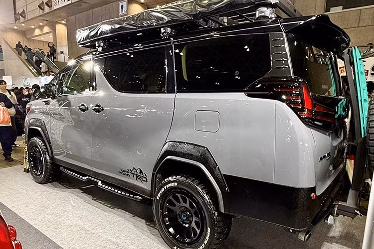 Mặc dù thông số hệ thống treo không được công bố, nhưng có thể thấy xe đã được nâng gầm đáng kể với các thay đổi ở lò xo và giảm xóc. Phía sau xe là các chi tiết đậm chất off-road như ván cứu hộ màu sắc nổi bật gắn trên cốp sau, bánh dự phòng dạng treo bên hông, cản sau độ và ốp vè bánh mở rộng.