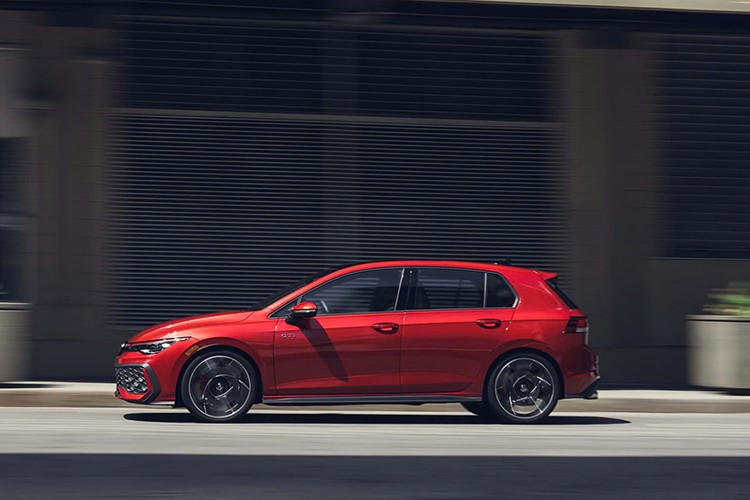 Cụ thể thì mẫu xe hiệu năng cao Volkswagen Golf GTI Edition 50 phiên bản đặc biệt này có mức giá khởi điểm từ 47.995 bảng Anh (64.565 đô la) đã bao gồm thuế và phí.