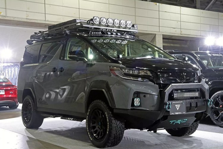 Mẫu xe MPV Toyota Alphard cao cấp này được độ lại toàn diện, nhằm hướng tới những khách hàng tìm kiếm sự tiện nghi nhưng vẫn mong muốn vẻ ngoài mạnh mẽ, sẵn sàng cho các hành trình khám phá.