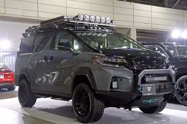 Mẫu xe MPV Toyota Alphard cao cấp này được độ lại toàn diện, nhằm hướng tới những khách hàng tìm kiếm sự tiện nghi nhưng vẫn mong muốn vẻ ngoài mạnh mẽ, sẵn sàng cho các hành trình khám phá.