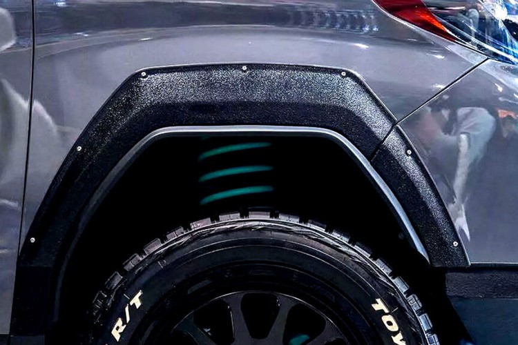 Bên cạnh ngoại hình ấn tượng, mẫu Alphard này vẫn giữ nguyên cấu hình vận hành của minivan, không có các trang bị chuyên dụng như hệ dẫn động 4 bánh, khóa vi sai hay hệ thống kiểm soát địa hình nâng cao như trên Land Cruiser.