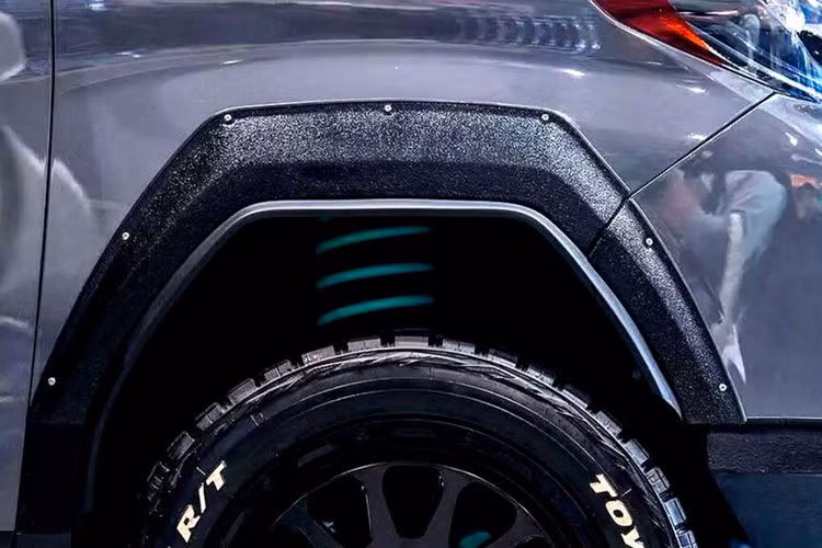 Bên cạnh ngoại hình ấn tượng, mẫu Alphard này vẫn giữ nguyên cấu hình vận hành của minivan, không có các trang bị chuyên dụng như hệ dẫn động 4 bánh, khóa vi sai hay hệ thống kiểm soát địa hình nâng cao như trên Land Cruiser.