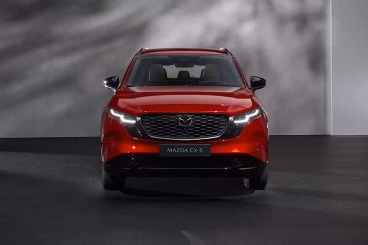 Tại thị trường Mỹ, CX-5 2026 mở đầu với bản tiêu chuẩn 2.5 S. Mazda không công bố quá nhiều chi tiết, nhưng mẫu crossover này được trang bị hệ thống đèn chiếu sáng LED và bộ mâm 17 inch. Đáng chú ý, CX-5 thế hệ mới dài hơn thế hệ trước 114 mm và chiều dài cơ sở tăng thêm 76 mm, hứa hẹn mang lại không gian sử dụng rộng rãi hơn.