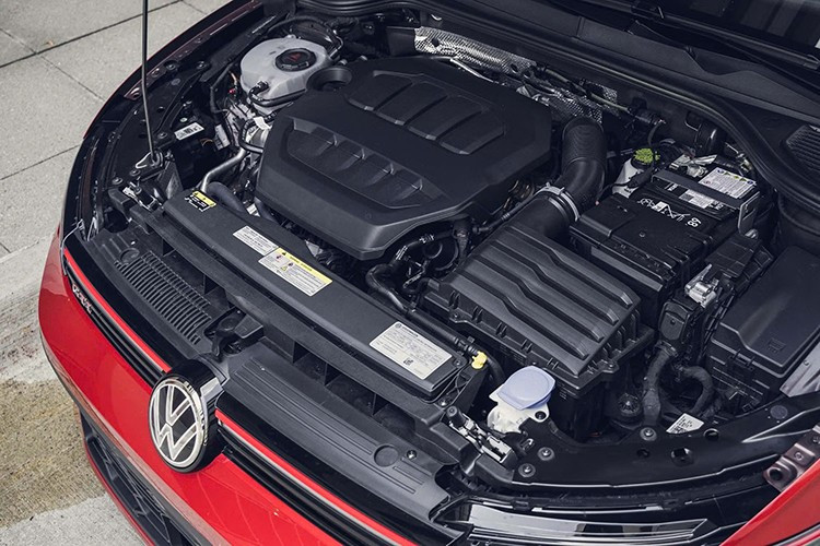 Trong thông cáo báo chí ra mắt tại Vương quốc Anh, Volkswagen cũng đề cập đến màu sơn trắng tinh khiết với vỏ gương chiếu hậu và nóc xe màu đen, cũng như màu ngoại thất xanh rêu đậm ánh kim tùy chọn, độc quyền cho mẫu xe này.