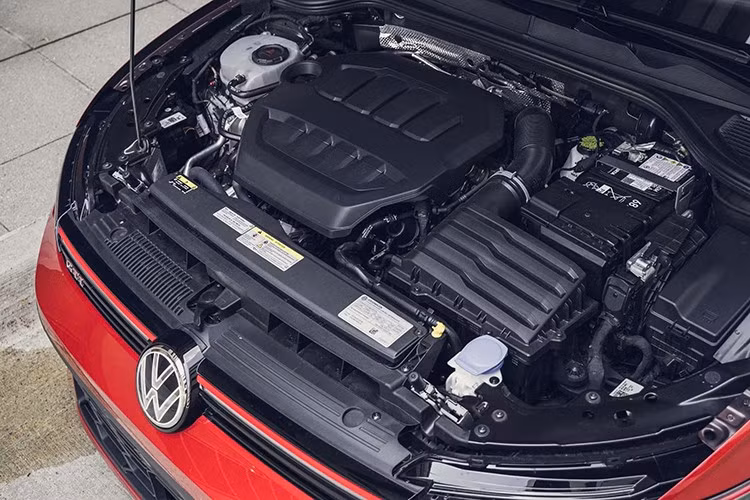 Trong thông cáo báo chí ra mắt tại Vương quốc Anh, Volkswagen cũng đề cập đến màu sơn trắng tinh khiết với vỏ gương chiếu hậu và nóc xe màu đen, cũng như màu ngoại thất xanh rêu đậm ánh kim tùy chọn, độc quyền cho mẫu xe này.