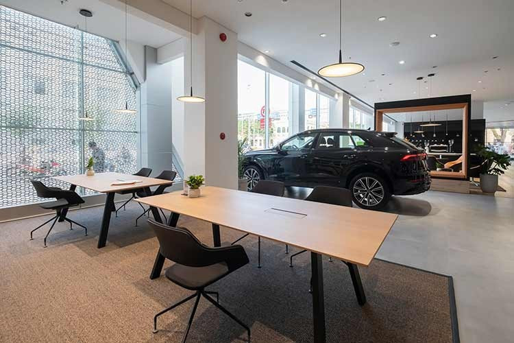 Không gian trưng bày của showroom Audi mới này được tái định nghĩa thành một điểm chạm cảm xúc, nơi kết nối hài hòa giữa trải nghiệm vật lý và kỹ thuật số, đồng thời phản ánh tinh thần tiên phong hướng tới tương lai của thương hiệu xe sang đến từ Đức.